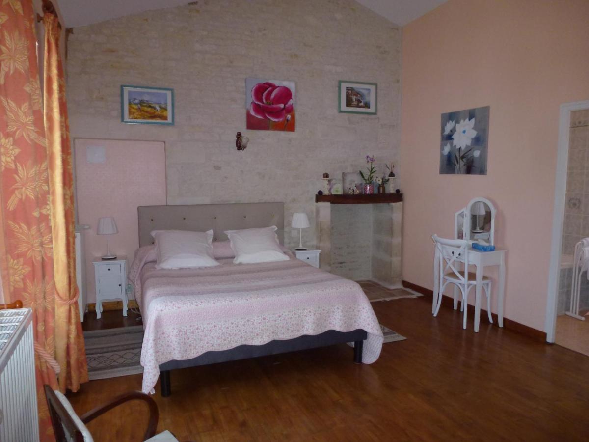 Le Logis De Faugerit Bed and Breakfast Frontenay-Rohan-Rohan Exteriör bild